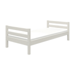 Lit simple FLEXA WHITE, 90 x 200 cm, style scandinave avec sommier à lattes et matelas, présenté dans une chambre denfant.