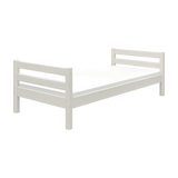 Lit simple FLEXA WHITE, 90 x 200 cm, style scandinave avec sommier à lattes et matelas, présenté dans une chambre denfant.
