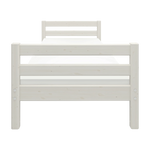 Lit simple blanc FLEXA, style scandinave, sommier à lattes intégré, conception adaptée aux enfants dans une chambre denfant.