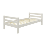 Lit simple FLEXA de la collection WHITE, structure en bois blanc avec tête de lit, bords arrondis pour la sécurité des enfants, dans une chambre denfant.