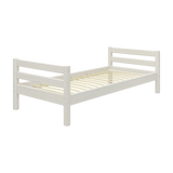 Lit simple FLEXA de la collection WHITE, structure en bois blanc avec tête de lit, bords arrondis pour la sécurité des enfants, dans une chambre denfant.
