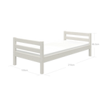 Lit simple FLEXA de la gamme CLASSIC, en bois blanc, sommier à lattes apparentes, bords arrondis pour la sécurité des enfants, dans une chambre denfant au style minimaliste.