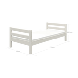 Lit simple FLEXA de la gamme CLASSIC, en bois blanc, sommier à lattes apparentes, bords arrondis pour la sécurité des enfants, dans une chambre denfant au style minimaliste.