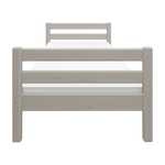 FLEXA-Einzelbett aus der CLASSIC-Kollektion in hellgrauem Holz, abgebildet in einem Kinderzimmer mit sichtbaren Seitengittern.