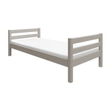 FLEXA-Bett aus der CLASSIC-Kollektion, graues Holz, Lattenrost-Kopfteil, kindersichere Ecken, abgebildet in einem Kinderzimmer.