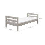 FLEXA Einzelbett in Grau, Kollektion CLASSIC, kindersichere abgerundete Kanten, skandinavischer Stil in einem gemütlichen Kinderzimmer.