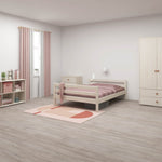 FLEXA-Einzelbett 140 x 200 cm in Weiß mit rosa Vorhängen, hellem Holz und einem Kleiderschrank in einem minimalistisch eingerichteten Kinderzimmer.