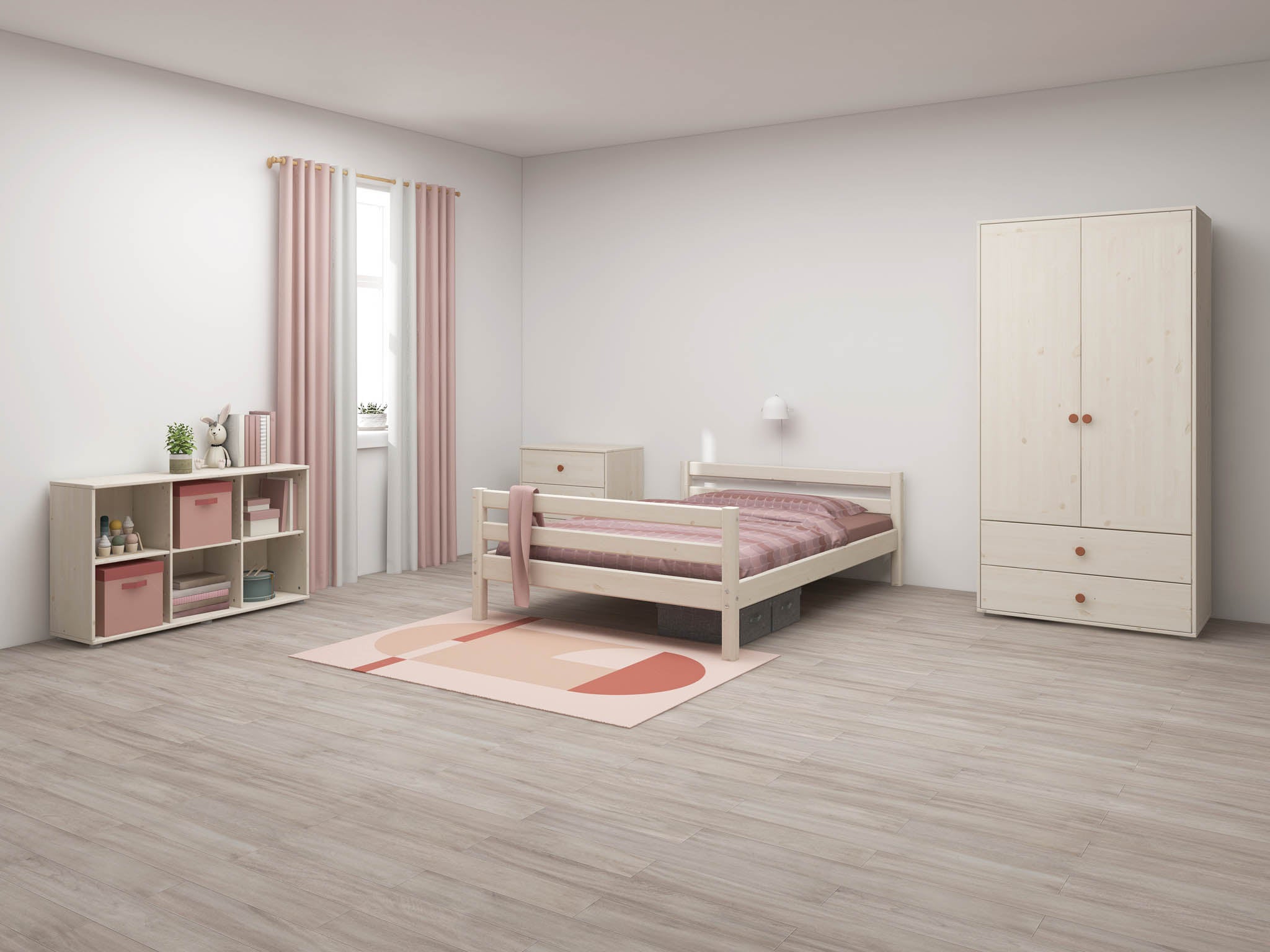 FLEXA-Einzelbett 140 x 200 cm in Weiß mit rosa Vorhängen, hellem Holz und einem Kleiderschrank in einem minimalistisch eingerichteten Kinderzimmer.