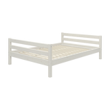 FLEXA Einzelbett aus massiver Kiefer in Weiß, 140 x 200 cm, mit modularem Lattenrost, kindersicheren Kanten, Studio-Hintergrund.