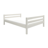 FLEXA Einzelbett in Weiß, 140 x 200 cm, mit Kopf- und Fußteil aus horizontalen Latten, vor schlichtem Hintergrund.