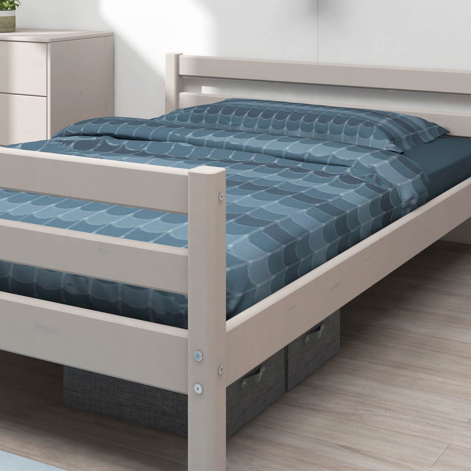 Lit simple FLEXA gris, 140 x 200 cm, parure de lit bleue à motifs géométriques, chambre minimaliste en bois clair, bords arrondis pour la sécurité des enfants.