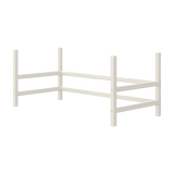 FLEXA-Bettbeine, WEISS, aus massivem Kiefernholz, aus der FLEXA HIGH-Kollektion, schräg auf weißem Hintergrund, glatte, kindersichere Oberfläche.