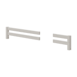 Lot de deux barrières de sécurité FLEXA grises à panneaux séparés, lune longue et lautre courte, présentées sur un lit blanc conçu pour la sécurité des enfants.
