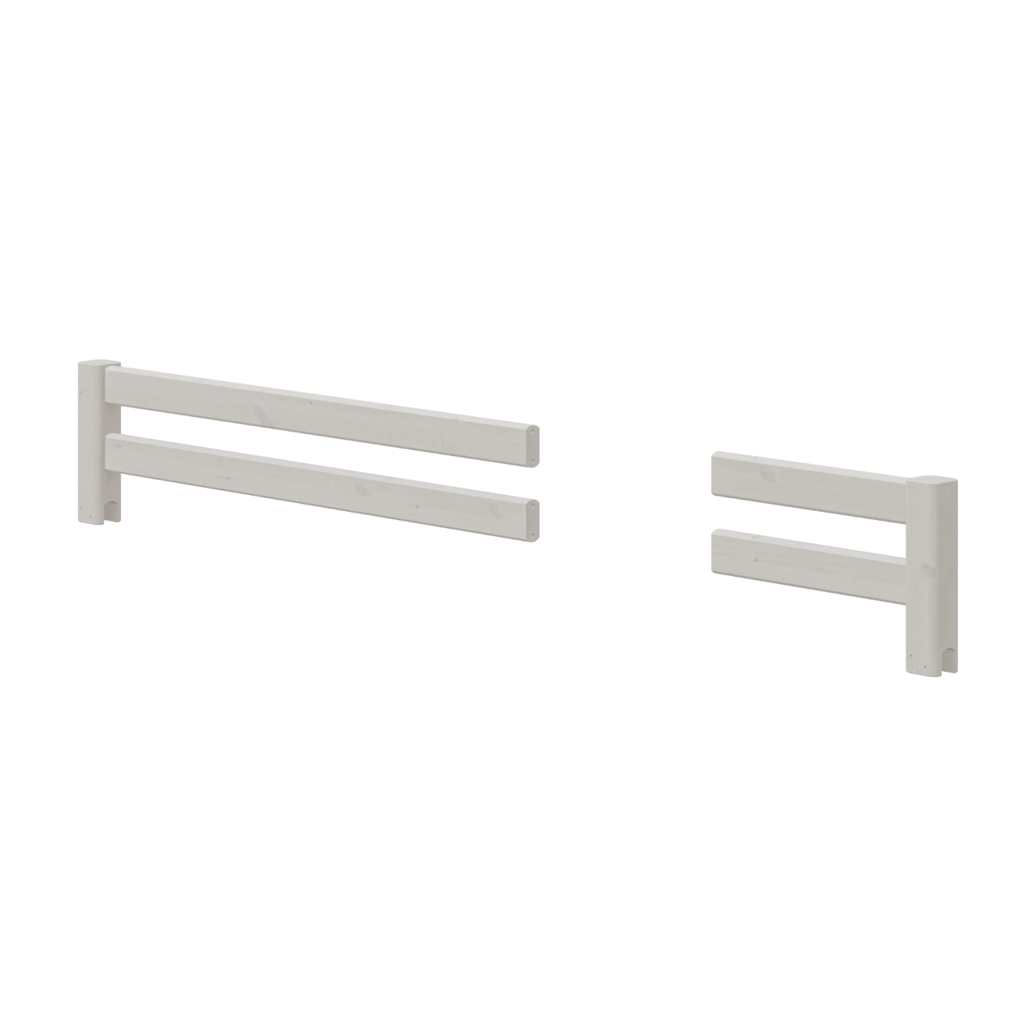 Lot de deux barrières de sécurité FLEXA grises à panneaux séparés, lune longue et lautre courte, présentées sur un lit blanc conçu pour la sécurité des enfants.