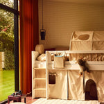 Lit mezzanine FLEXA et coussin dorsal ROSE dans une chambre denfant avec une peluche, une fenêtre et des bords arrondis visibles pour la sécurité des enfants.