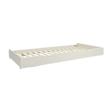Lit gigogne FLEXA de la collection WHITE, en blanc, conçu pour la sécurité des enfants et doté dun sommier à lattes, présenté dans une chambre denfant.