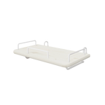 Der Nachttisch FLEXA aus der WHITE-Kollektion aus hellem MDF mit weißen Metallhalterungen lässt sich sicher neben dem Bett befestigen.
