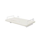 Der Nachttisch FLEXA aus der WHITE-Kollektion aus hellem MDF mit weißen Metallhalterungen lässt sich sicher neben dem Bett befestigen.