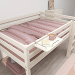 Ein FLEXA-Hochbett aus hellem Holz mit rosa Bettwäsche, ein weißer FLEXA-Nachttisch und ein zartrosa Teppich in einem Kinderzimmer.