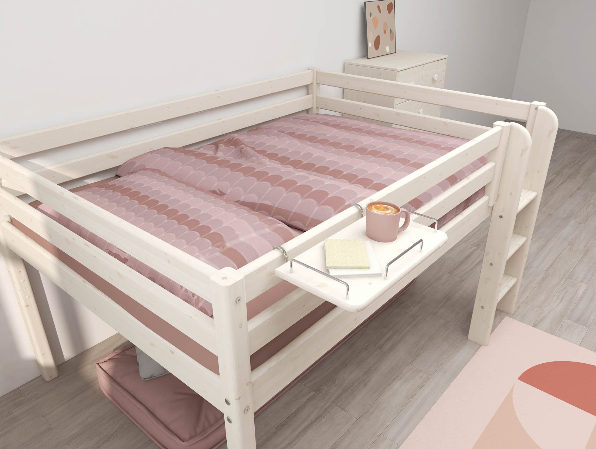Ein FLEXA-Hochbett aus hellem Holz mit rosa Bettwäsche, ein weißer FLEXA-Nachttisch und ein zartrosa Teppich in einem Kinderzimmer.