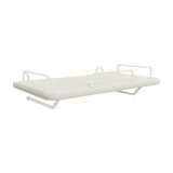FLEXA-Nachttisch aus der FLEXA-Kollektion aus weißem MDF mit Metallschienen und Haken; schlichtes, kindersicheres Design für moderne Räume.