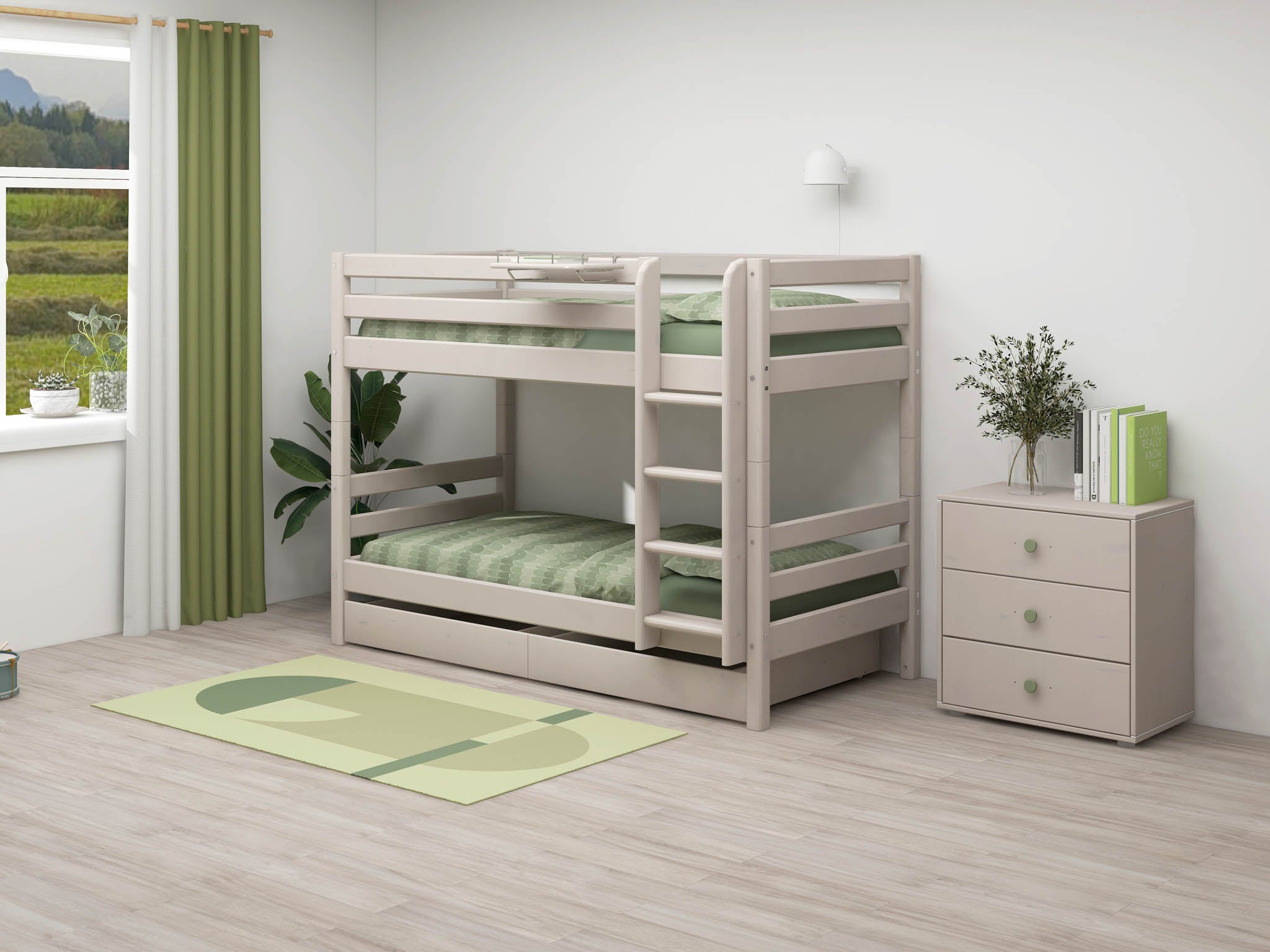 Ein FLEXA-Etagenbett aus hellem Holz mit grüner Bettwäsche, einem grauen Nachttisch, einer Kommode und einem Teppich in einem Kinderzimmer.