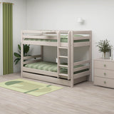 Ein FLEXA-Etagenbett aus hellem Holz mit grüner Bettwäsche, einem grauen Nachttisch, einer Kommode und einem Teppich in einem Kinderzimmer.