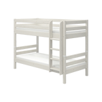 Weißes Etagenbett „FLEXA“ aus der Serie „CLASSIC“, 154 cm, Leiter rechts, Sicherheitsgeländer, im Kinderzimmer, erkennbare kindersichere Merkmale.