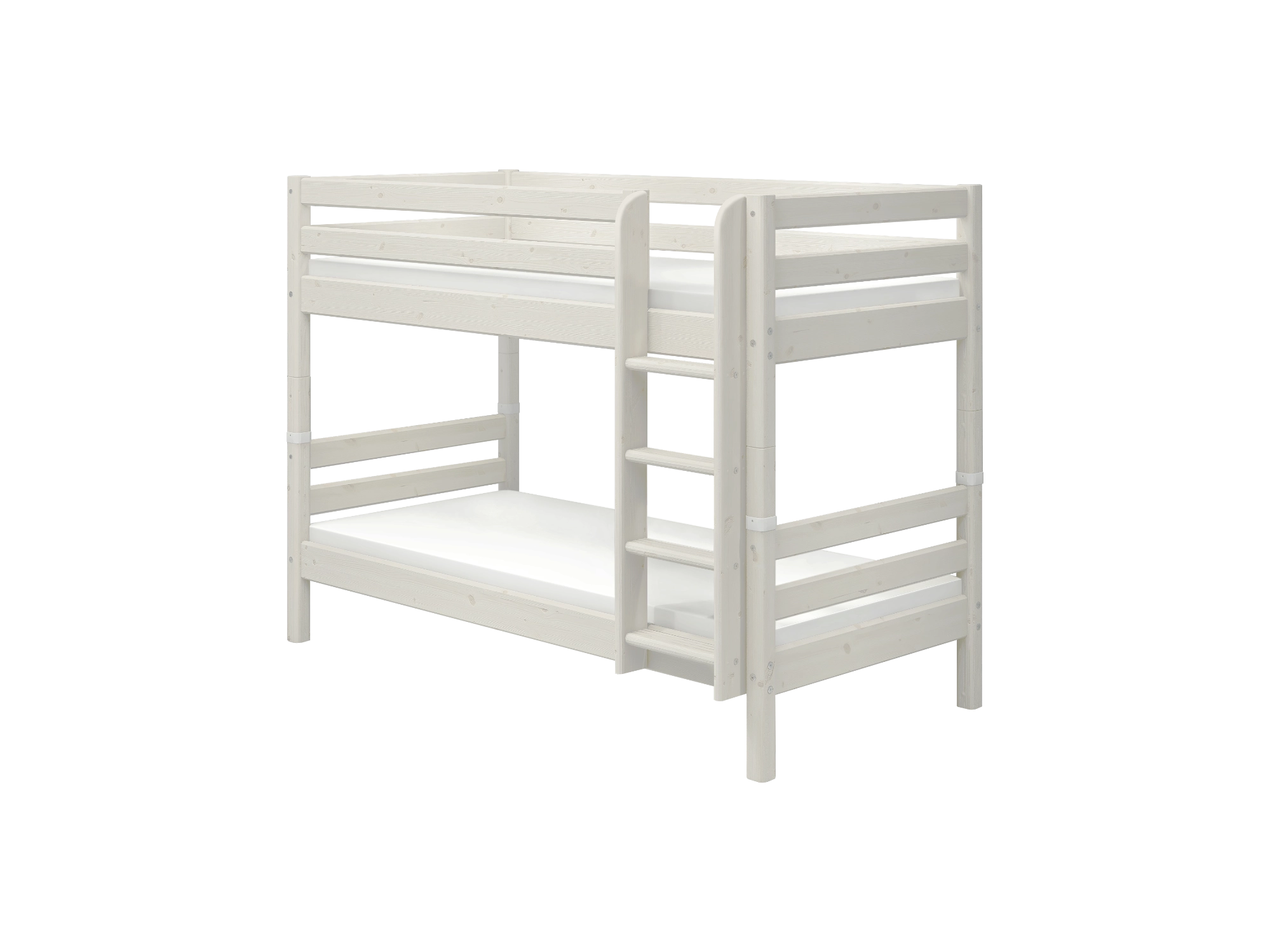 Weißes Etagenbett „FLEXA“ aus der Serie „CLASSIC“, 154 cm, Leiter rechts, Sicherheitsgeländer, im Kinderzimmer, erkennbare kindersichere Merkmale.