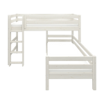 FLEXA CLASSIC L-förmiges Etagenbett aus Weißkiefer, mit sichtbarer Leiter und Sicherheitsgeländer; abgebildet in einem Kinderzimmer.