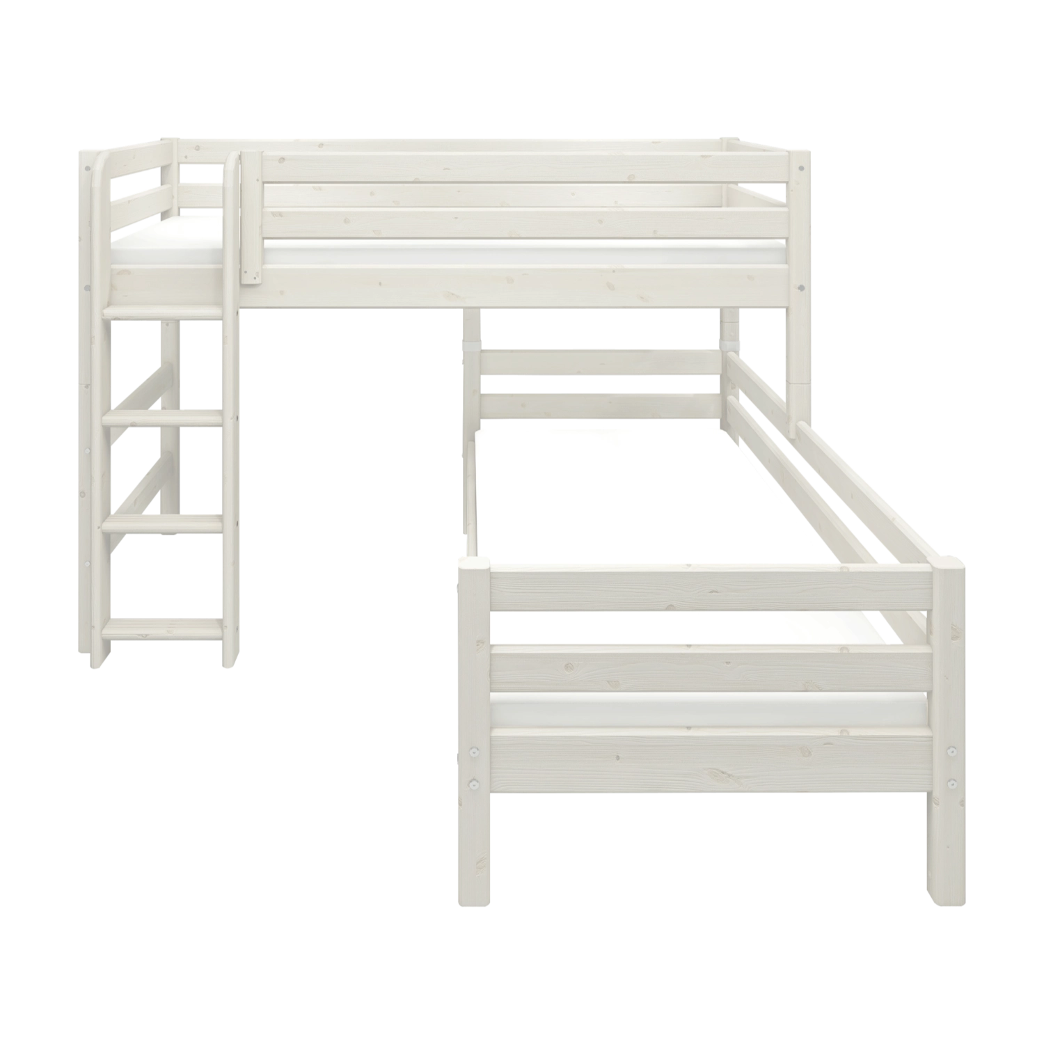 FLEXA CLASSIC L-förmiges Etagenbett aus Weißkiefer, mit sichtbarer Leiter und Sicherheitsgeländer; abgebildet in einem Kinderzimmer.