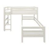 FLEXA CLASSIC L-förmiges Etagenbett aus Weißkiefer, mit sichtbarer Leiter und Sicherheitsgeländer; abgebildet in einem Kinderzimmer.