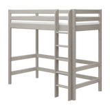FLEXA Hochbett aus grauer Kiefer mit Leiter, kindersicheren Seitengittern und Freiraum darunter; abgebildet auf weißem Hintergrund.