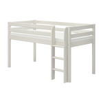 FLEXA-Hochbett aus der WHITE-Kollektion, massiver weißer Rahmen mit Schutzgitter und Leiter, vor einem einfarbigen Hintergrund.