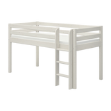 FLEXA-Hochbett aus der WHITE-Kollektion, massiver weißer Rahmen mit Schutzgitter und Leiter, vor einem einfarbigen Hintergrund.