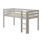 FLEXA CLASSIC Hochbett aus grauer Kiefer mit Leiter und Beinen, mit rutschfester Leiter auf der rechten Seite, sichtbaren Geländern und kindersicherer Konstruktion.
