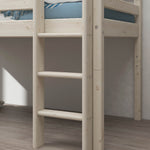 FLEXA-Hochbett aus der WHITE-Kollektion mit Rutsche und Leiter, weißem Rahmen und blau gestreifter Bettwäsche auf hellem Holzboden.