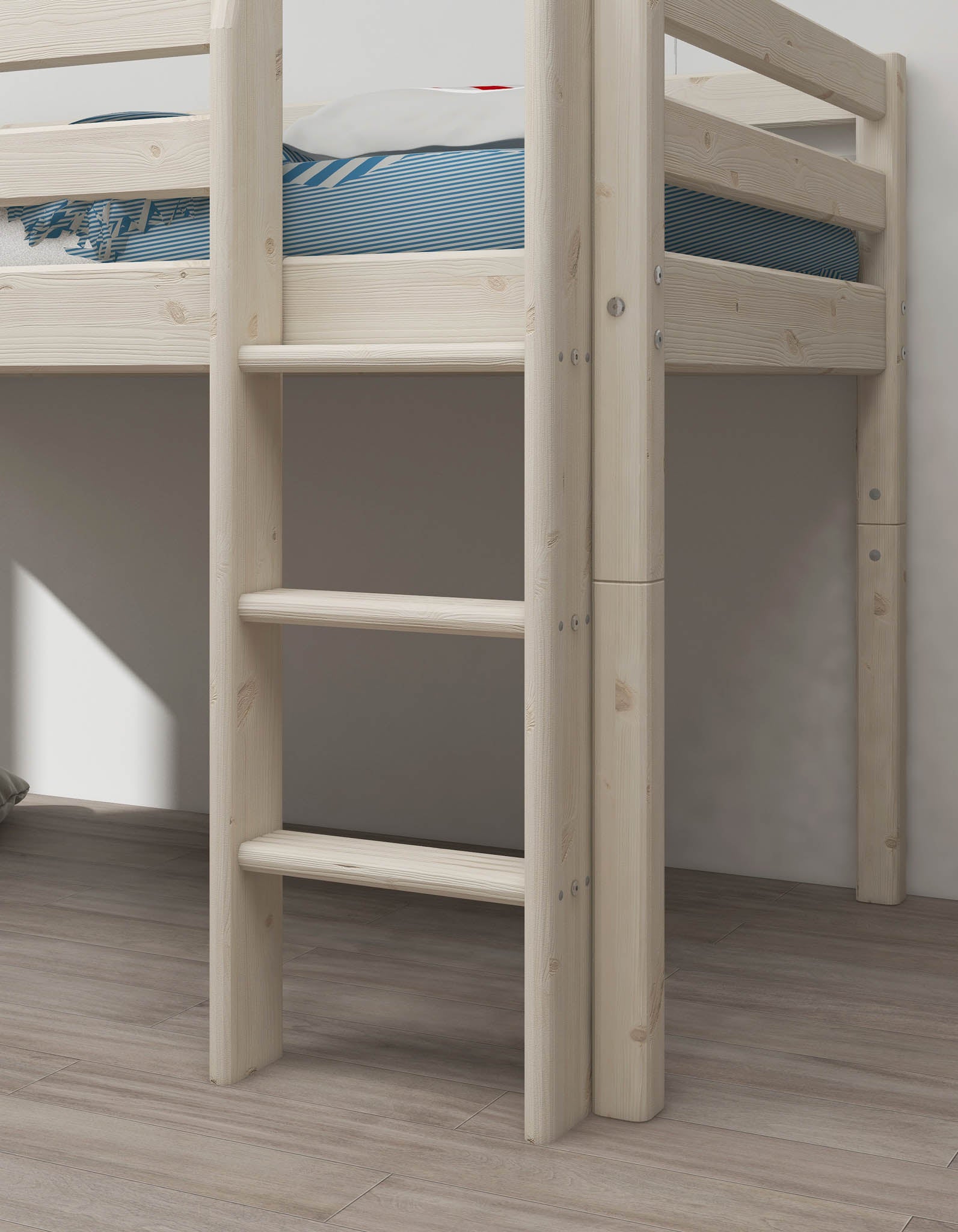 FLEXA-Hochbett aus der WHITE-Kollektion mit Rutsche und Leiter, weißem Rahmen und blau gestreifter Bettwäsche auf hellem Holzboden.