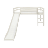 Weißes FLEXA-Hochbett mit Leiter und Rutsche, 90 x 200 cm, mit gut sichtbaren kindersicheren Seitengittern im Kinderzimmer.