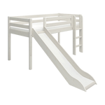 Weißes Hochbett „FLEXA CLASSIC“ mit Rutsche und Leiter sowie kindersicheren Seitengittern, abgebildet in einem Kinderzimmer.