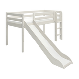 Weißes Hochbett „FLEXA CLASSIC“ mit Rutsche und Leiter sowie kindersicheren Seitengittern, abgebildet in einem Kinderzimmer.