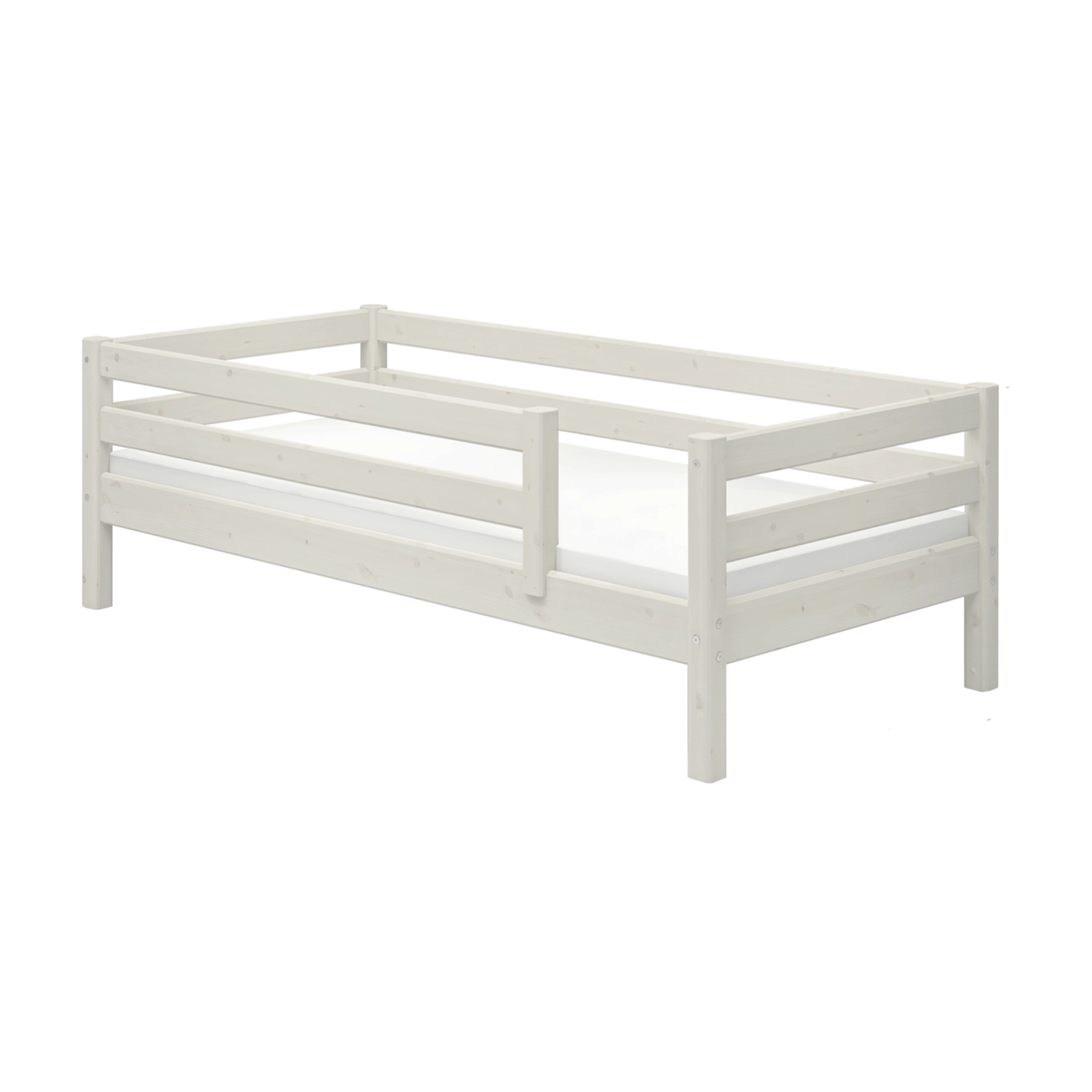 FLEXA Einzelbett in Weiß mit Seitengitter, im skandinavischen Stil, Holzoptik, kindersicheres Design auf einfarbigem Hintergrund.