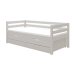 Das graue FLEXA-Einzelbett aus Holz aus der CLASSIC-Kollektion mit ausziehbarem Gästebett und Sicherheitsgitter, zu sehen in einem Kinderzimmer.