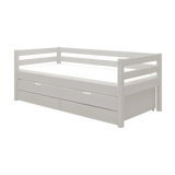 Das graue FLEXA-Einzelbett aus Holz aus der CLASSIC-Kollektion mit ausziehbarem Gästebett und Sicherheitsgitter, zu sehen in einem Kinderzimmer.