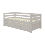 FLEXA-Einzelbett aus der CLASSIC-Serie in Grau mit Ausziehbett, Schubladen und Sicherheitsgitter; ideal für ein Kinderzimmer.