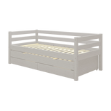 FLEXA-Einzelbett aus der CLASSIC-Serie in Grau mit Ausziehbett, Schubladen und Sicherheitsgitter; ideal für ein Kinderzimmer.