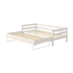 FLEXA-Einzelbett mit Ausziehbett, weiß, aus der CLASSIC-Kollektion; kindersichere Seitengitter, abgebildet vor einfarbigem Hintergrund.