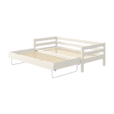 FLEXA-Einzelbett mit Ausziehbett, weiß, aus der CLASSIC-Kollektion; kindersichere Seitengitter, abgebildet vor einfarbigem Hintergrund.