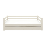 FLEXA CLASSIC weißes Einzelbett mit ausziehbarem Gästebett, sichtbaren Sicherheitsgittern, kinderfreundlichem Design vor schlichtem Hintergrund.