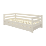 FLEXA-Einzelbett mit Ausziehbett, Kollektion CLASSIC, weißes Holz, Seitengitter zur Sicherheit, vor weißem Hintergrund.